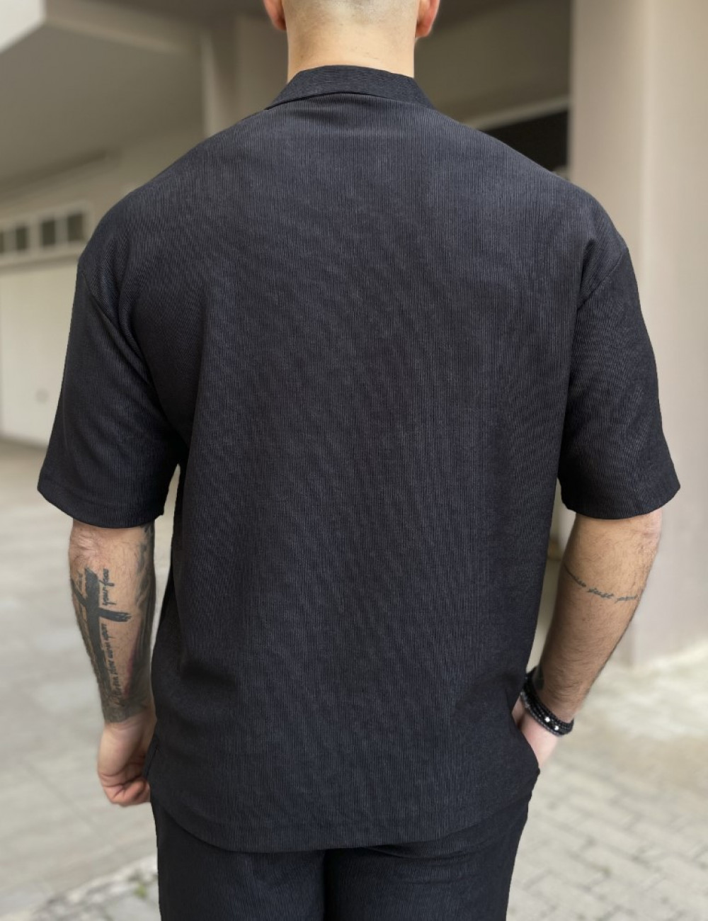 Ανδρικό μαύρο κοντομάνικο πουκάμισο σε oversized γραμμή.