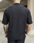 Ανδρικό μαύρο κοντομάνικο πουκάμισο σε oversized γραμμή.