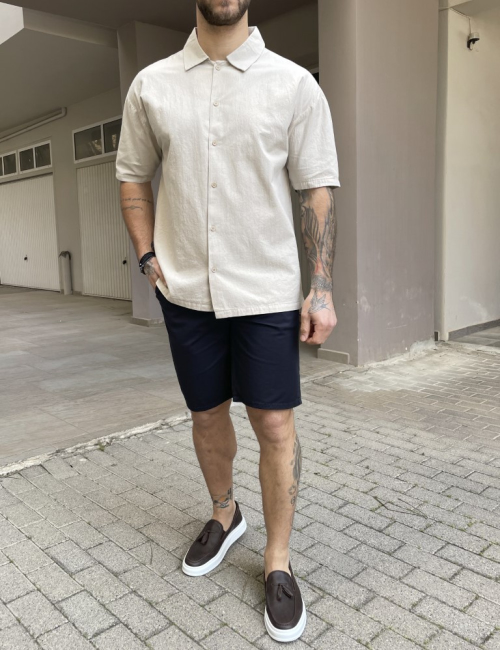 Ανδρικό μαύρο κοντομάνικο πουκάμισο σε oversized γραμμή.