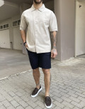 Ανδρικό μαύρο κοντομάνικο πουκάμισο σε oversized γραμμή.
