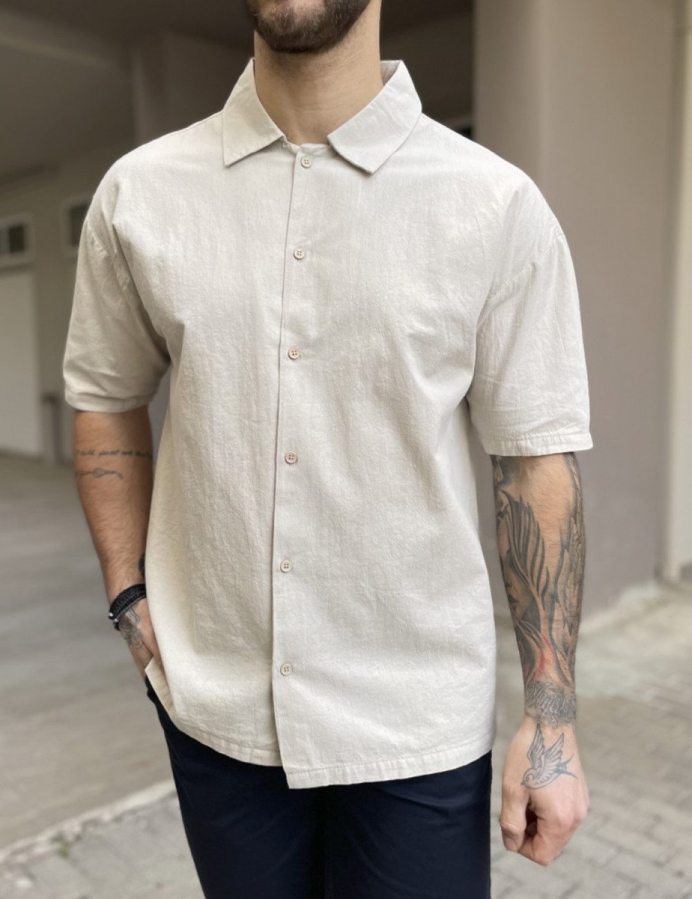 Ανδρικό μαύρο κοντομάνικο πουκάμισο σε oversized γραμμή.