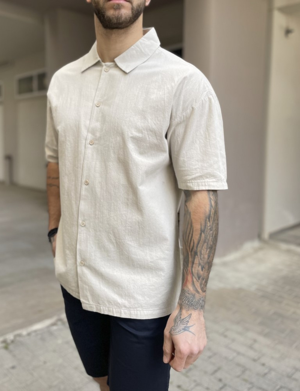 Ανδρικό μαύρο κοντομάνικο πουκάμισο σε oversized γραμμή.