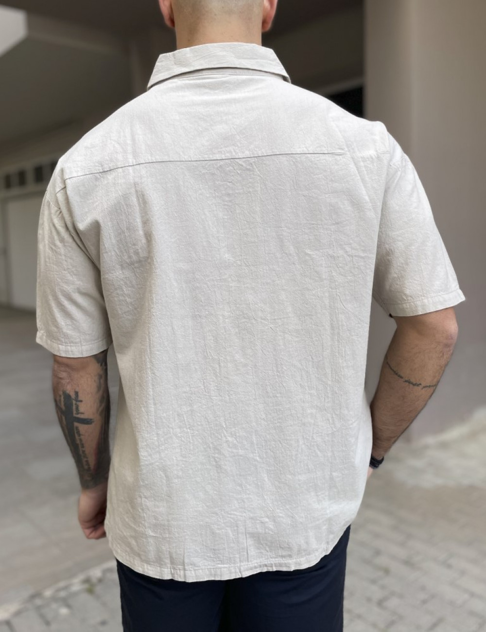 Ανδρικό μαύρο κοντομάνικο πουκάμισο σε oversized γραμμή.
