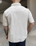 Ανδρικό μαύρο κοντομάνικο πουκάμισο σε oversized γραμμή.