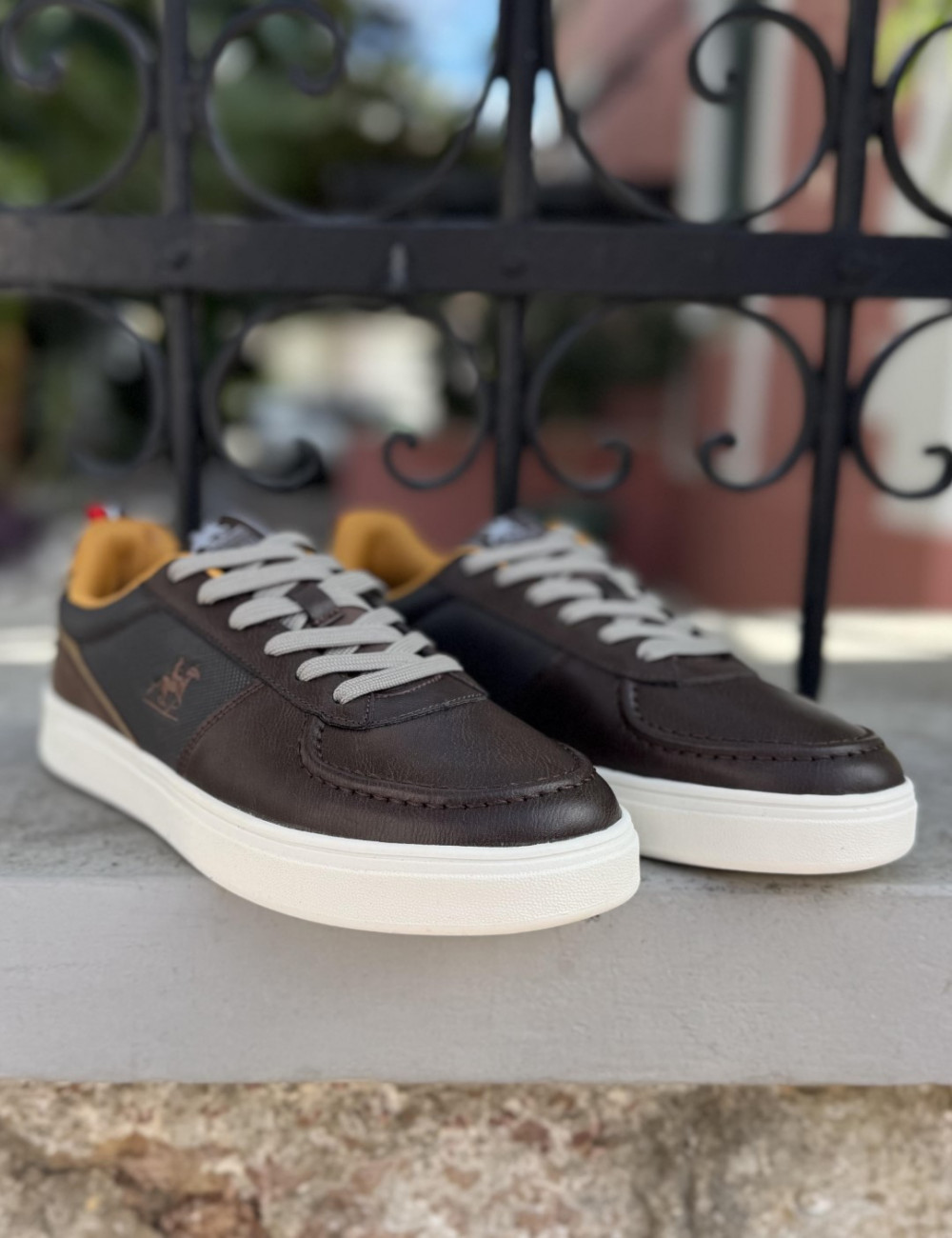 Ανδρικά χαμηλά Casual Sneakers κατασκευασμένα απο δερματίνη άριστης ποιότητας.