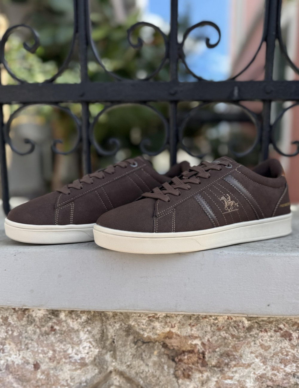 Ανδρικά χαμηλά Casual Sneakers κατασκευασμένα απο δερματίνη άριστης ποιότητας.
