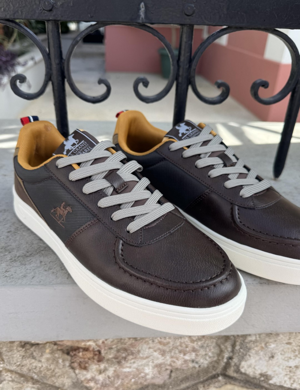 Ανδρικά χαμηλά Casual Sneakers κατασκευασμένα απο δερματίνη άριστης ποιότητας.