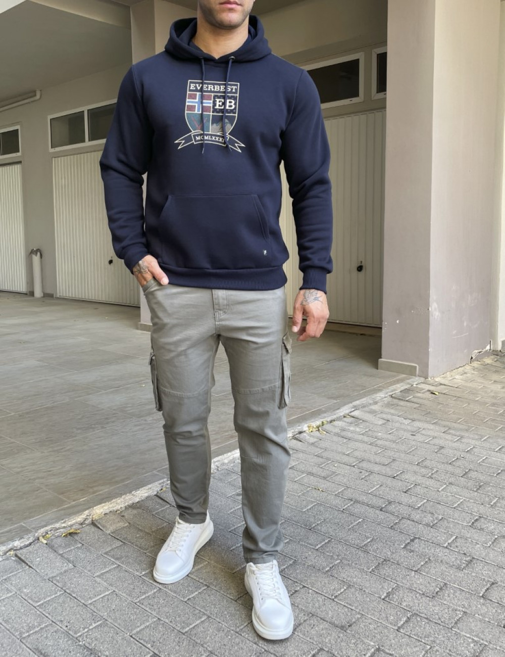 Ανδρικό φούτερ με μεγάλο λογότυπο και σχέδιο στο στήθος.