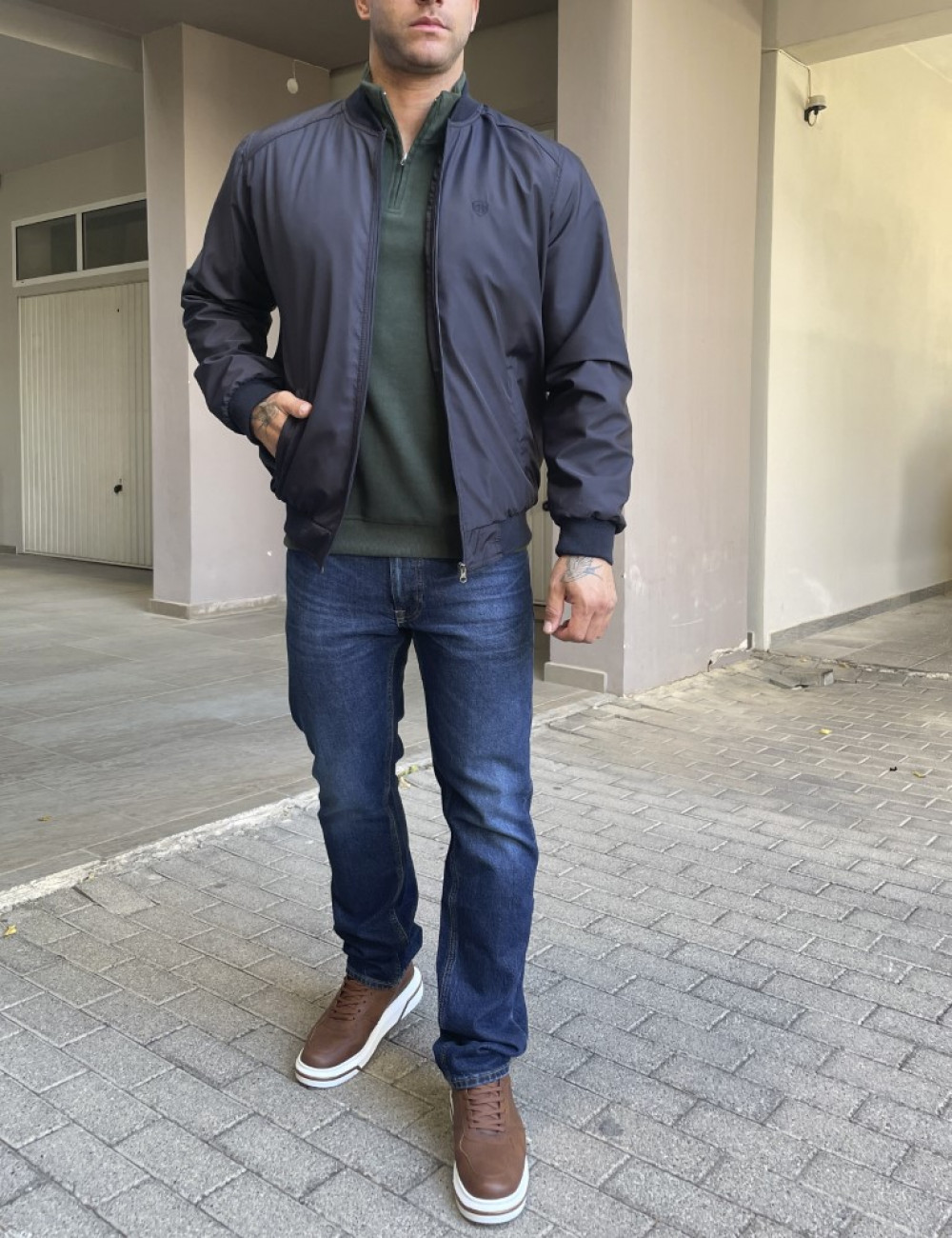 Ανδρικό μπουφάν με τσέπες και γιακά.