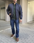Ανδρικό μπουφάν με τσέπες και γιακά.