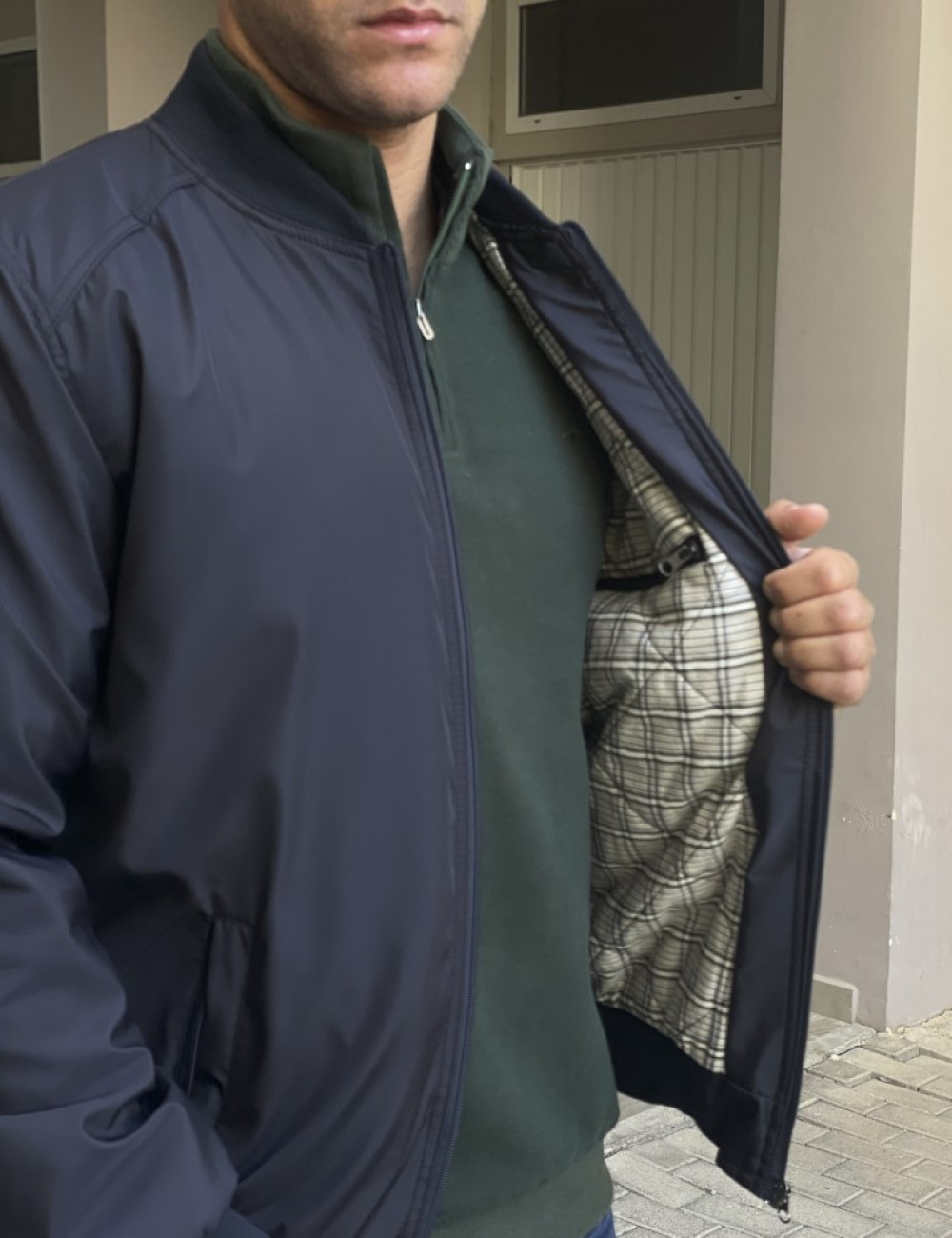 Ανδρικό μπουφάν με τσέπες και γιακά.