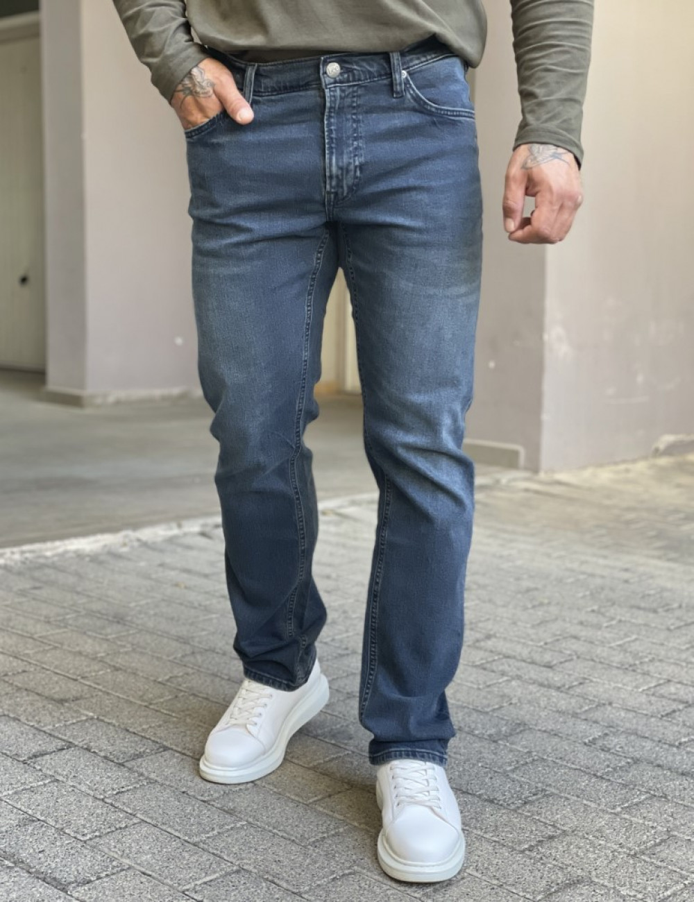Ανδρικό τζιν παντελόνι σε απόχρωση σκούρο μπλε .