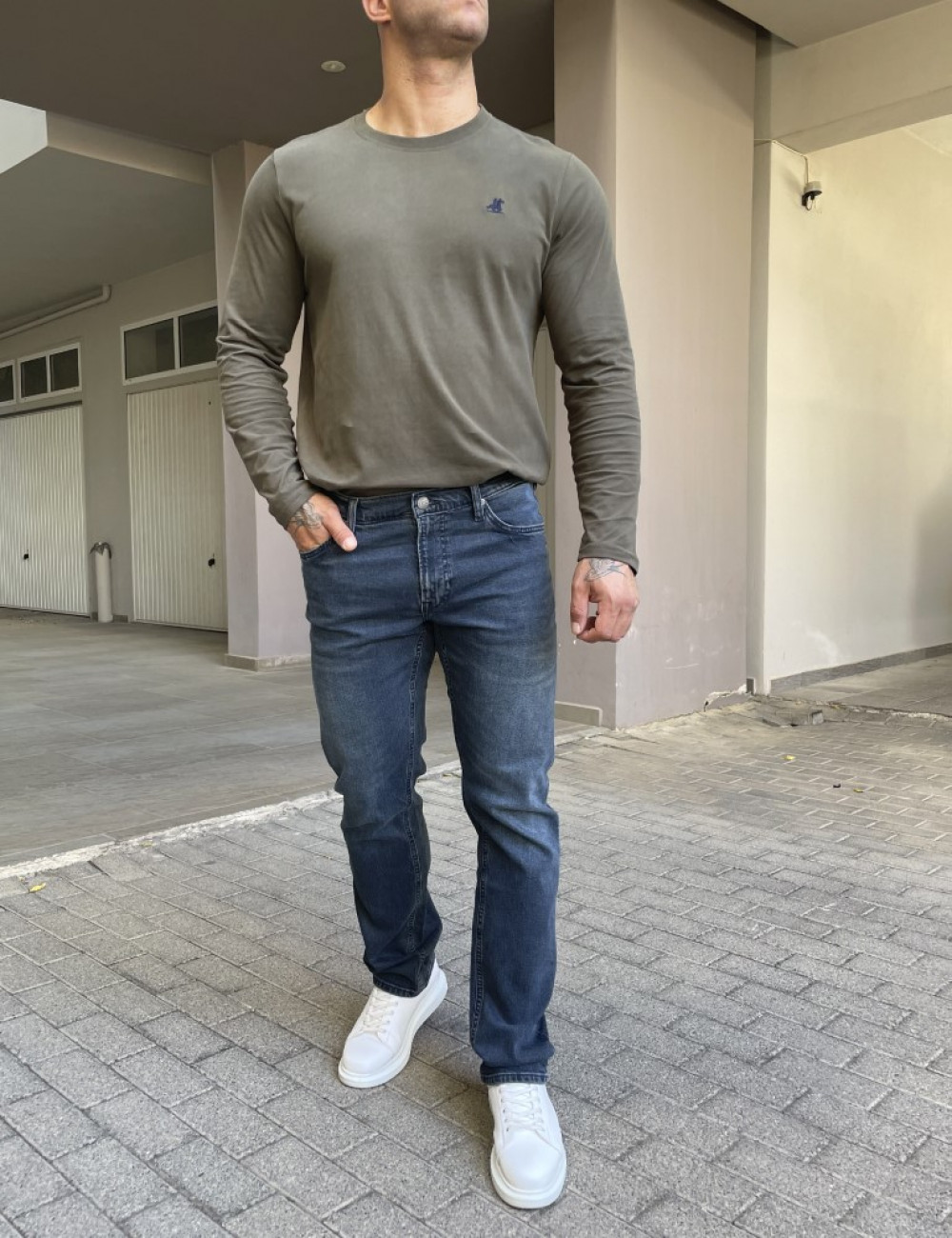 Ανδρικό τζιν παντελόνι σε απόχρωση σκούρο μπλε .