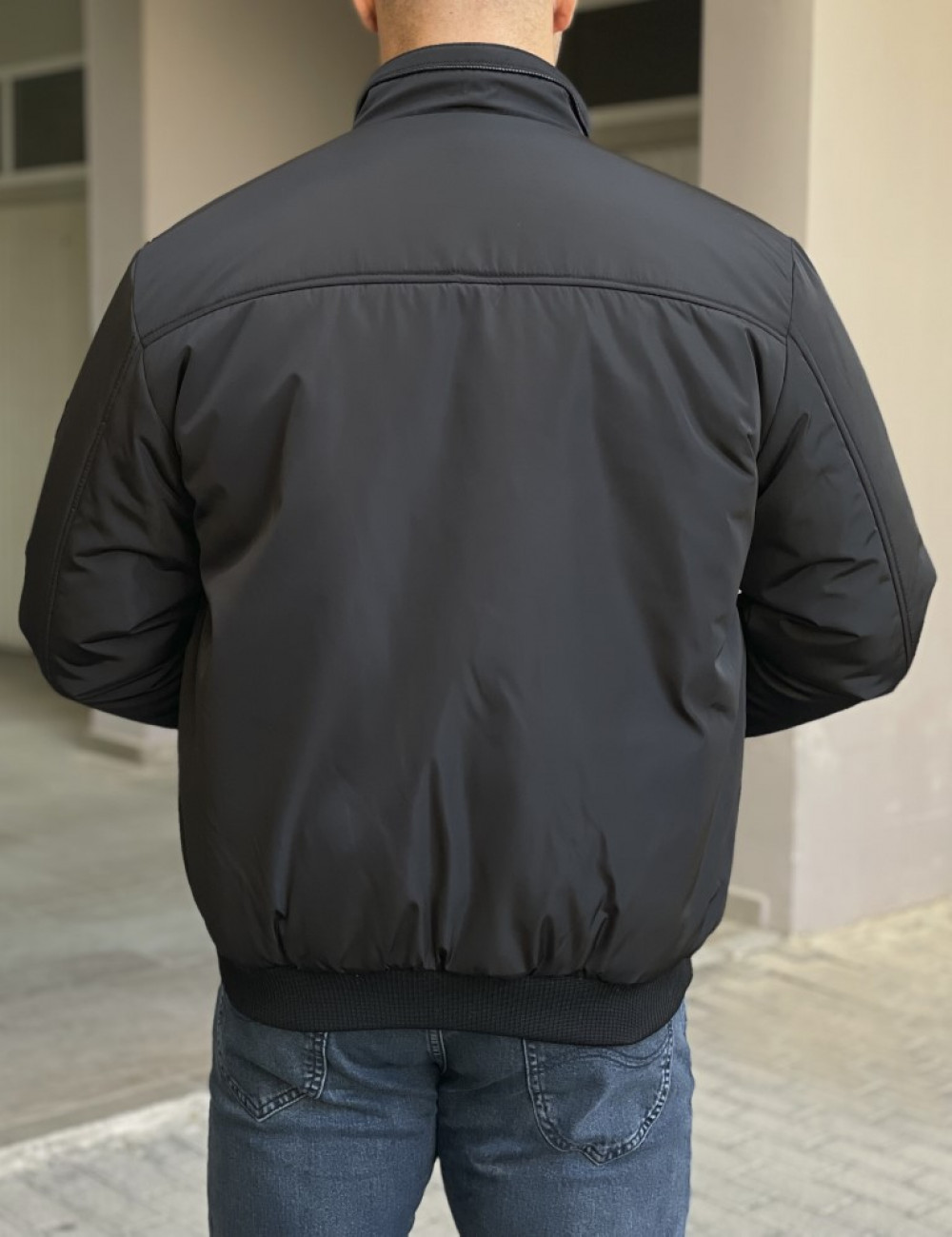 Ανδρικό μπουφάν με τσέπες και γιακά.