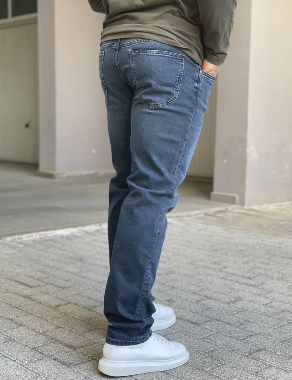 Ανδρικό τζιν παντελόνι σε απόχρωση σκούρο μπλε .
