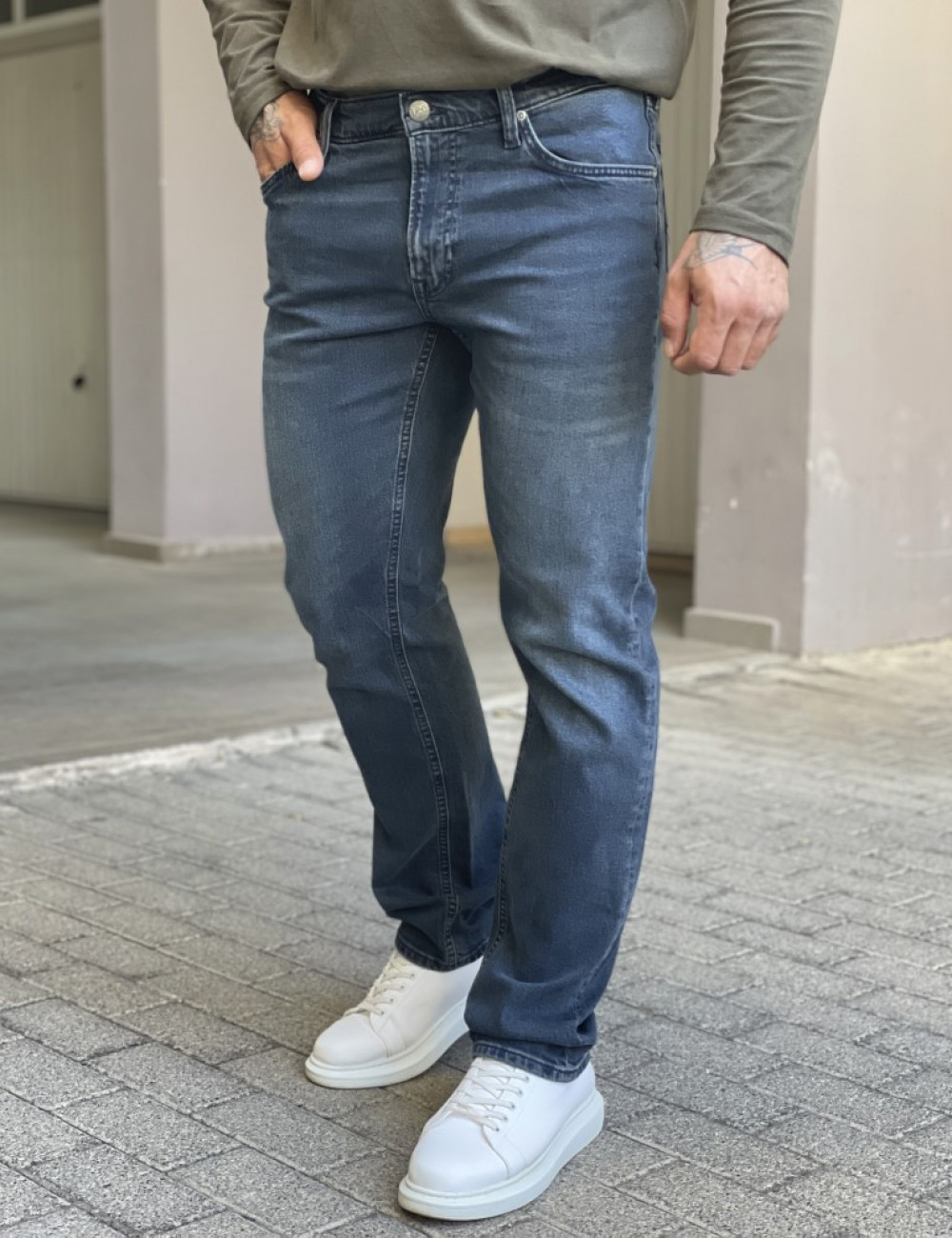 Ανδρικό τζιν παντελόνι σε απόχρωση σκούρο μπλε .