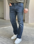 Ανδρικό τζιν παντελόνι σε απόχρωση σκούρο μπλε .