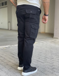 Ανδρικό μονόχρωμο υφασμάτινο cargo παντελόνι με πλαϊνές τσέπες.