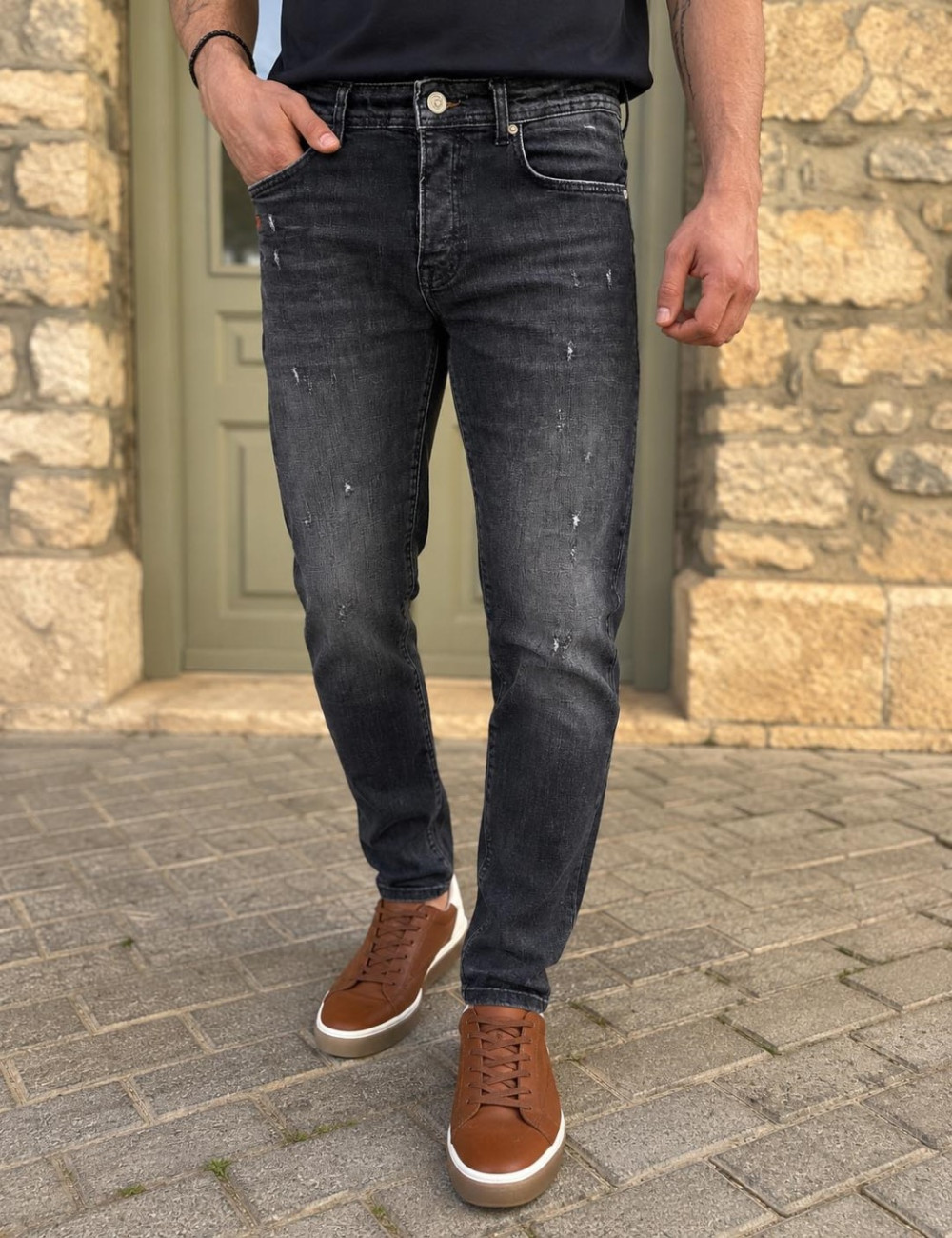 Ανδρικό τζιν παντελόνι σε slim μοντέρνα γραμμή που κλείνει με κουμπιά.