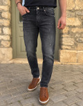 Ανδρικό τζιν παντελόνι σε slim μοντέρνα γραμμή που κλείνει με κουμπιά.