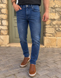 Ανδρικό τζιν παντελόνι σε slim μοντέρνα γραμμή που κλείνει με κουμπιά.