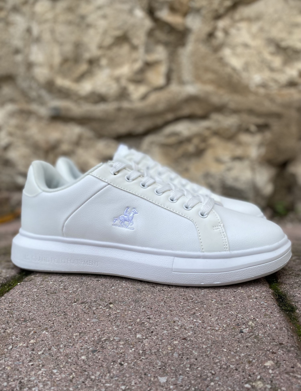  Ανδρικά χαμηλά Casual Sneakers κατασκευασμένα απο δερματίνη  άριστης ποιότητας.
