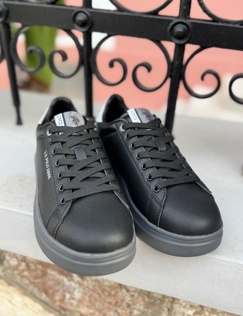 Ανδρικά sneakers της εταιρείας U.