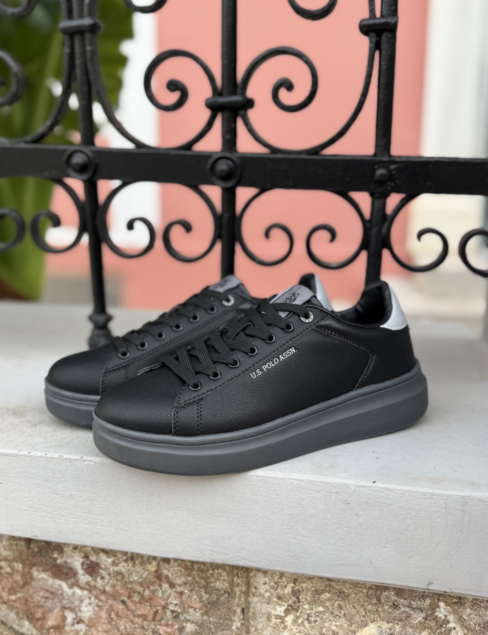 Ανδρικά sneakers της εταιρείας U.