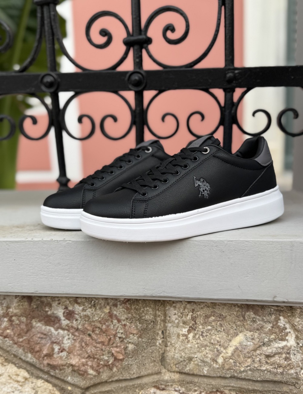 Ανδρικά sneakers της εταιρείας U.