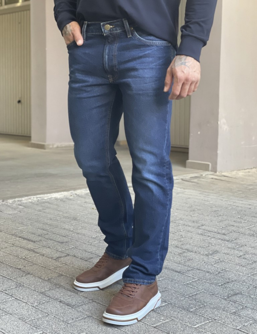 Ανδρικό τζιν παντελόνι σε απόχρωση μπλε .
