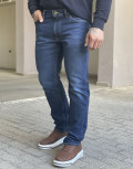 Ανδρικό τζιν παντελόνι σε απόχρωση μπλε .