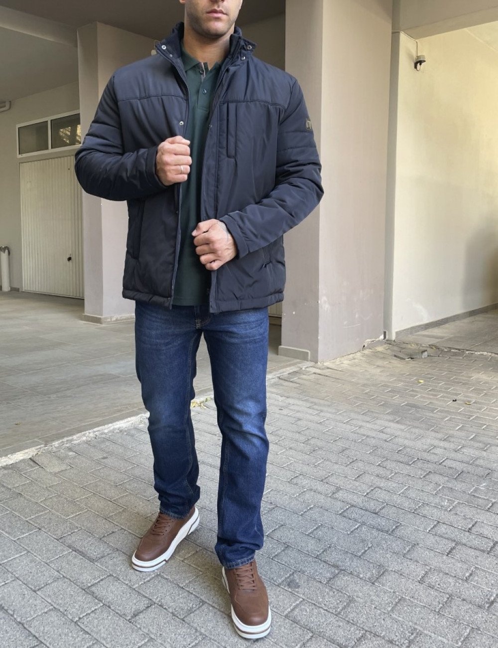 Ανδρικό μπουφάν με τσέπες και γιακά.