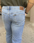 Ανδρικό τζιν παντελόνι σε μπλε απόχρωση της εταιρείας Lee.