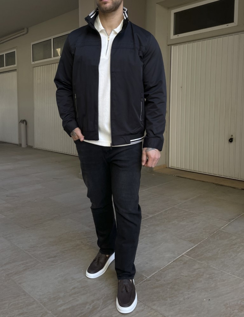 Ανδρικό μαύρο Jacket με γιακά και λάστιχο στα τελειώματα του που διαθέτουν ρίγες.