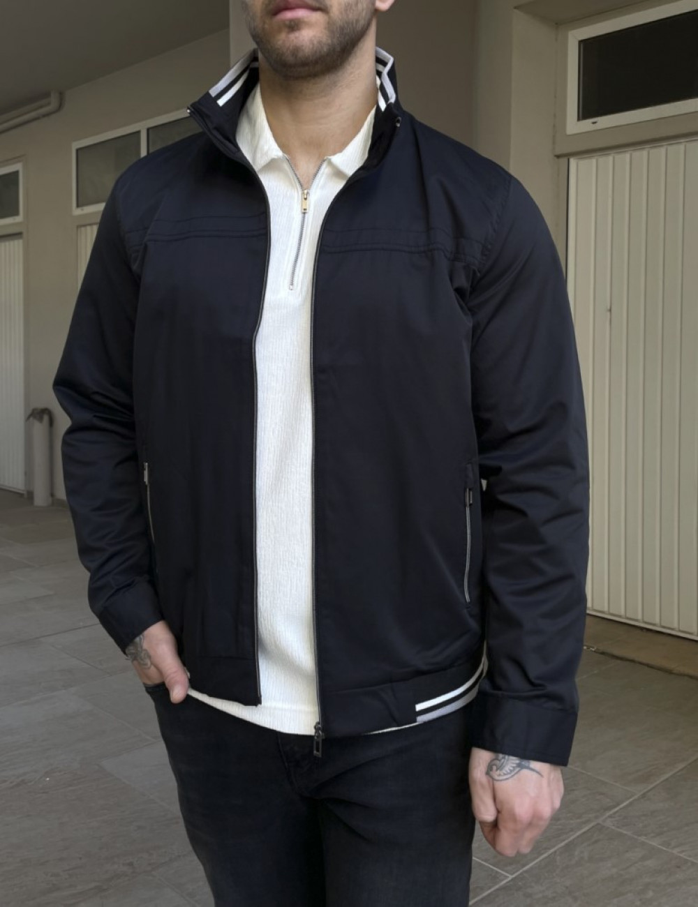 Ανδρικό μαύρο Jacket με γιακά και λάστιχο στα τελειώματα του που διαθέτουν ρίγες.