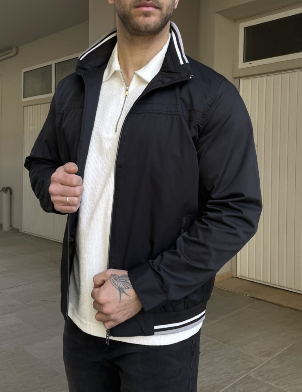 Ανδρικό μαύρο Jacket με γιακά και λάστιχο στα τελειώματα του που διαθέτουν ρίγες.