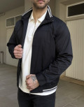 Ανδρικό μαύρο Jacket με γιακά και λάστιχο στα τελειώματα του που διαθέτουν ρίγες.