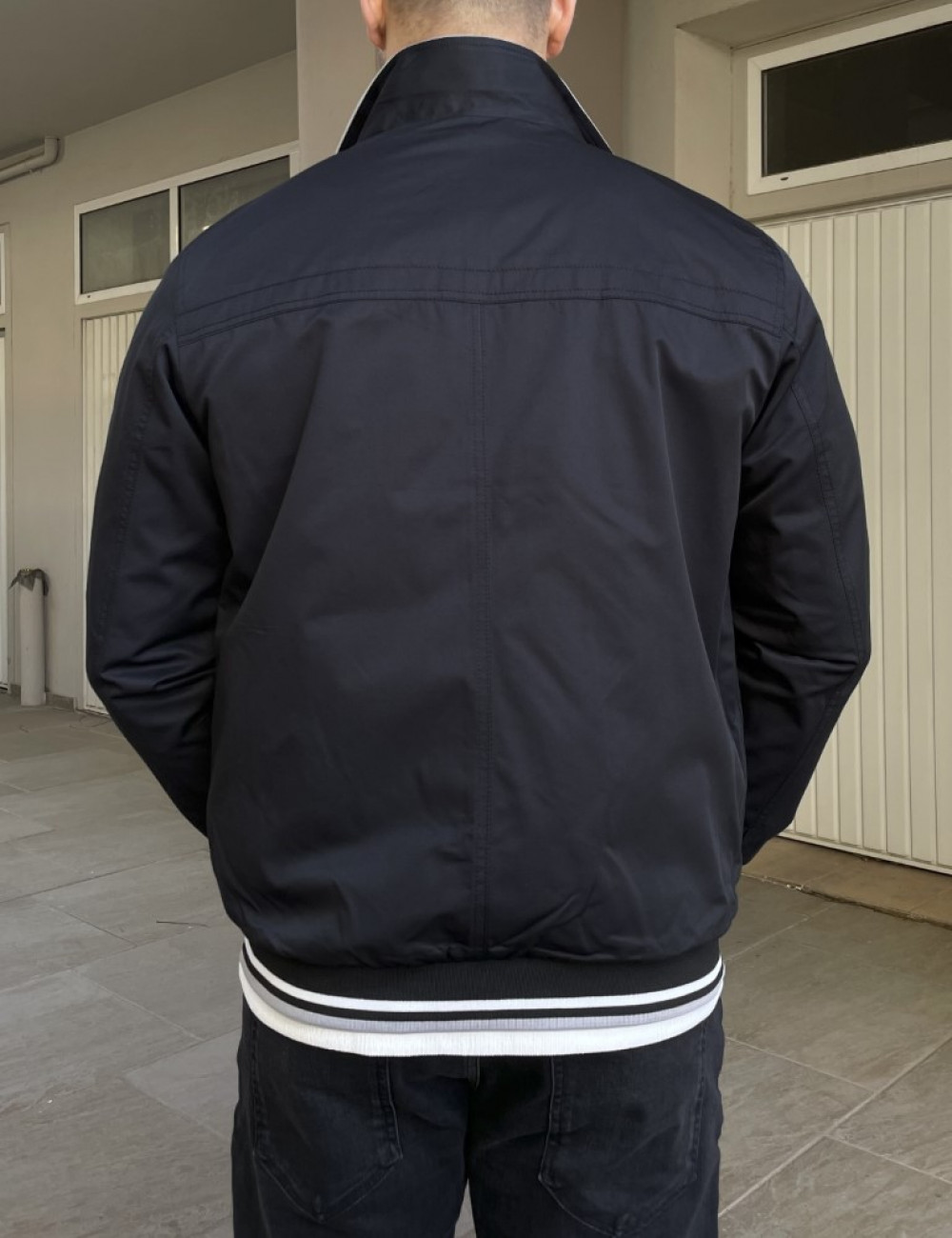 Ανδρικό μαύρο Jacket με γιακά και λάστιχο στα τελειώματα του που διαθέτουν ρίγες.