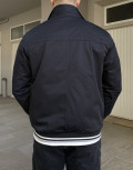 Ανδρικό μαύρο Jacket με γιακά και λάστιχο στα τελειώματα του που διαθέτουν ρίγες.