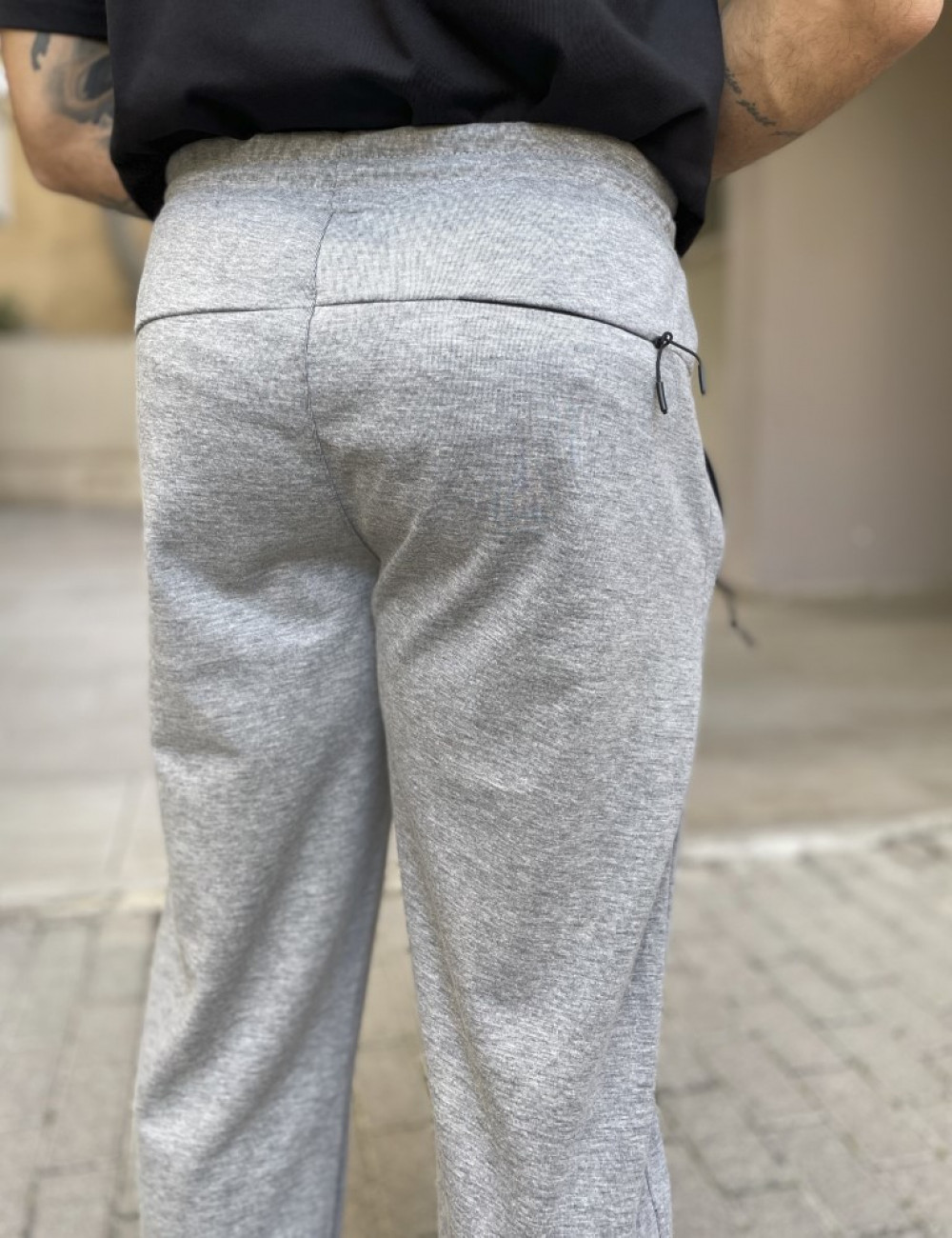 Ανδρική αθλητική φόρμα με τσέπες που κλείνουν με φερμουάρ.