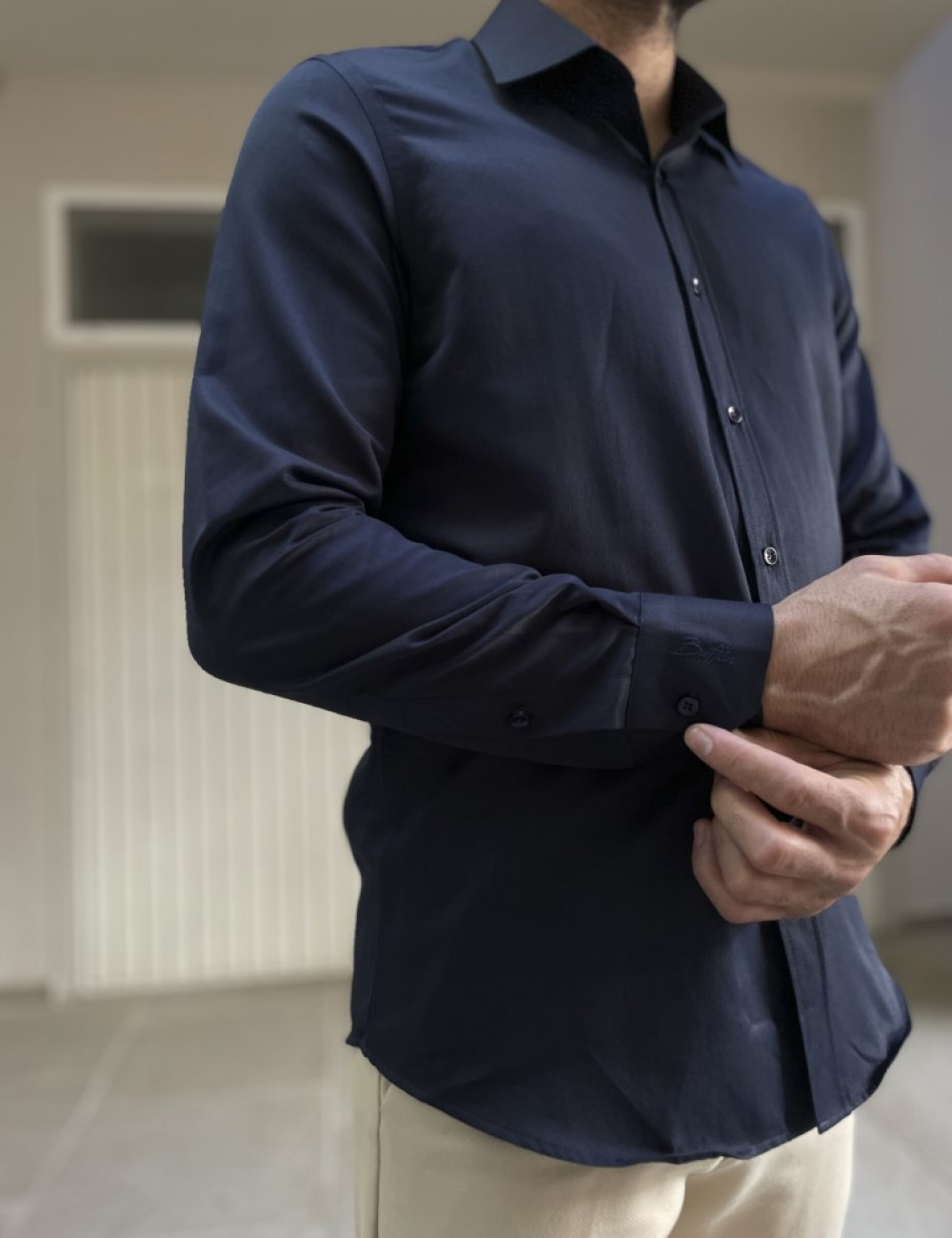 Ανδρικό πουκάμισο που&nbsp;διαθέτει γιακά κολάρο, κλείσιμο με κουμπιά, έχει ανάγλυφο μικροσχέδιο.