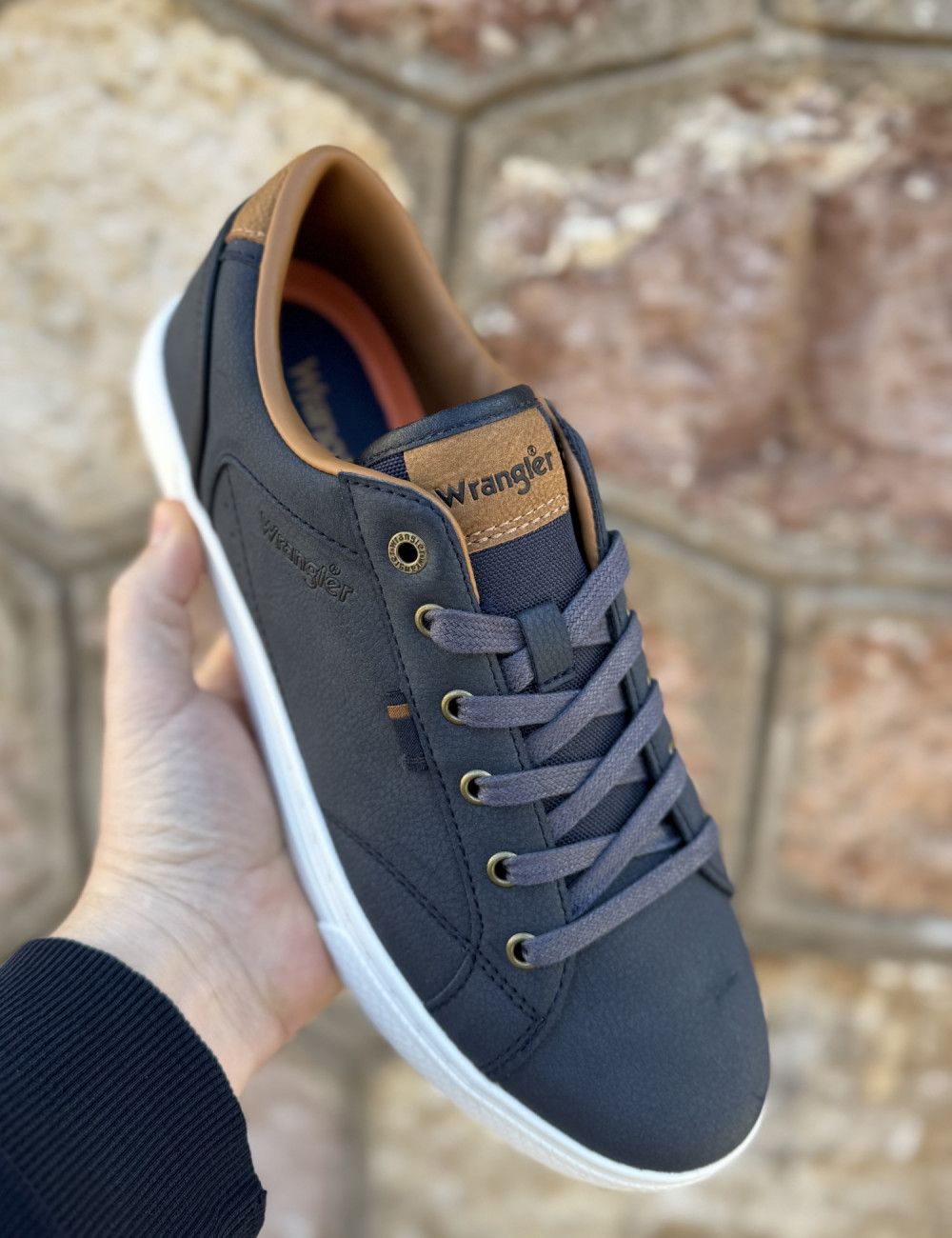 Αντρικά παπούτσια της εταιρείας Wrangler κατασκευασμένα από συνθετικό οικολογικό δέρμα.