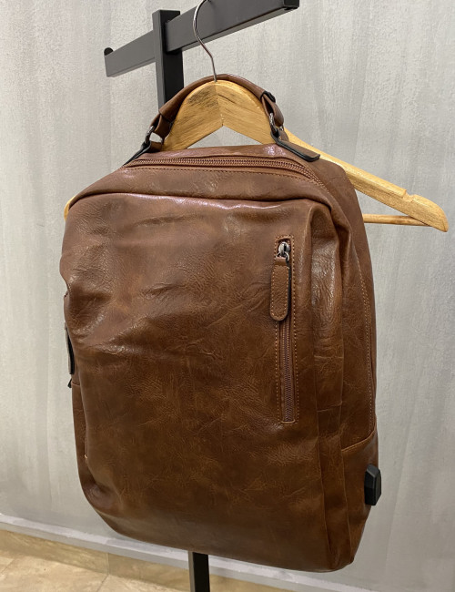 Ανδρικό καφέ σακίδιο πλάτης με εξωτερικές τσέπες PB0930