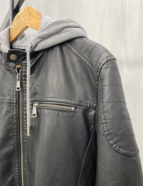 Ανδρικό μαύρο μπουφάν δερματίνη με ραφές στους ώμους και λάστιχο στα τελειώματα 258971