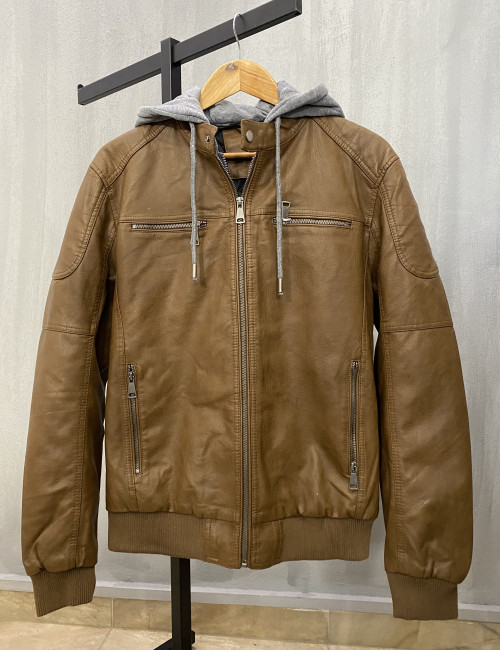 Ανδρικό ταμπά μπουφάν δερματίνη με ραφές στους ώμους και λάστιχο στα τελειώματα 258971T