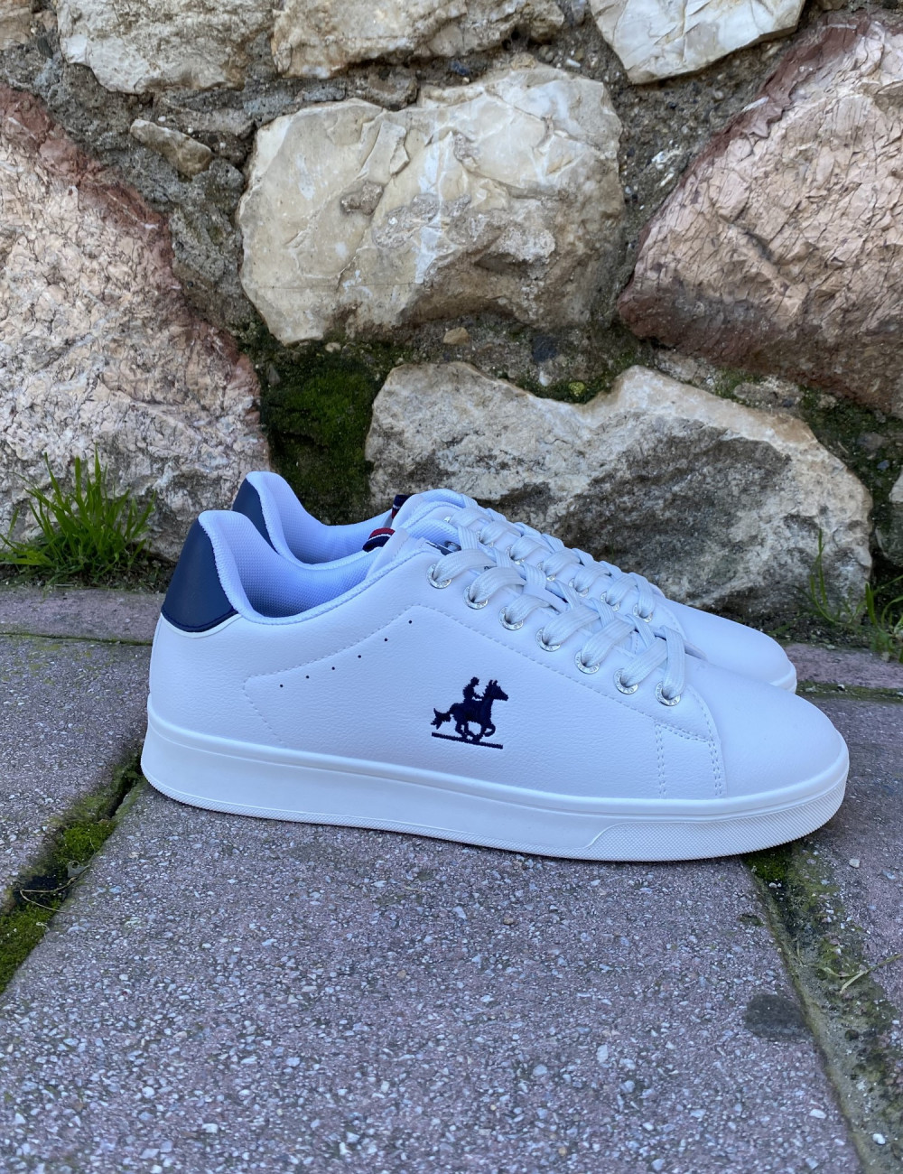  Ανδρικά χαμηλά Casual Sneakers κατασκευασμένα απο δερματίνη  άριστης ποιότητας.