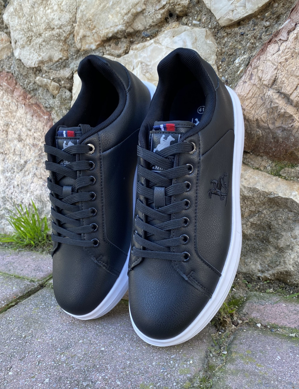 Ανδρικά χαμηλά Casual Sneakers κατασκευασμένα απο δερματίνη  άριστης ποιότητας.