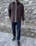 Ανδρικό μονόχρωμο υφασμάτινο πουκάμισο με σουέτ υφή.