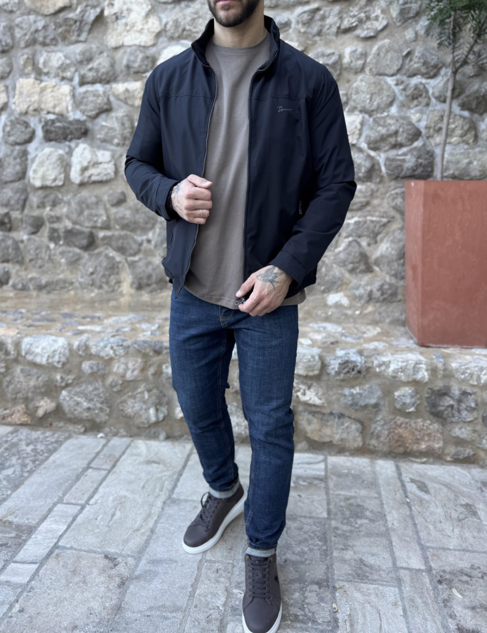 Ανδρικό μπουφάν μονόχρωμο, ιδανικό για καθημερινές εμφανίσεις.