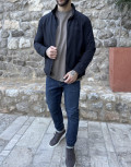 Ανδρικό μπουφάν μονόχρωμο, ιδανικό για καθημερινές εμφανίσεις.